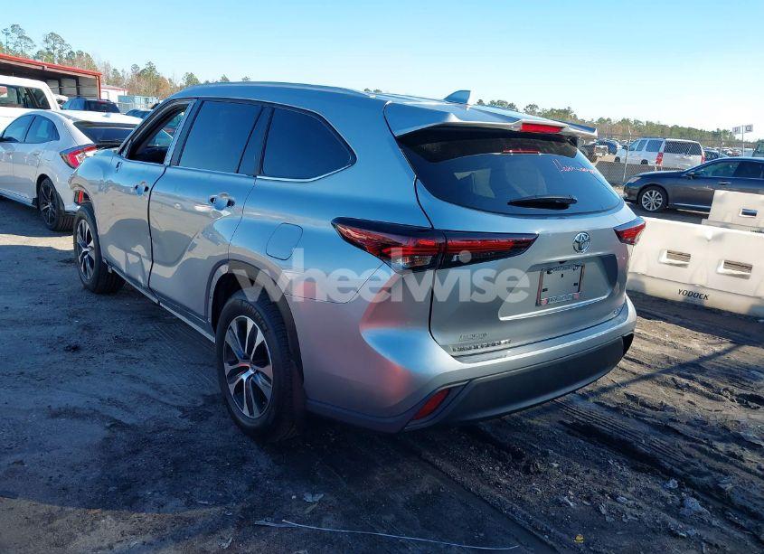 Photo 3 of 2024 Toyota Highlander XLE (VIN 5TDKDRAH5RS049923)