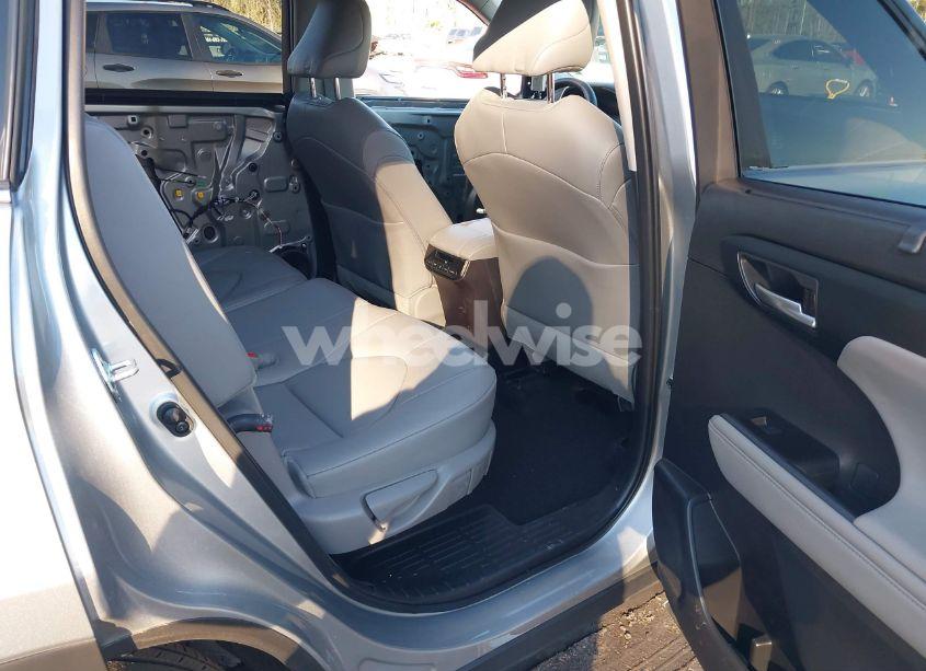 Photo 8 of 2024 Toyota Highlander XLE (VIN 5TDKDRAH5RS049923)