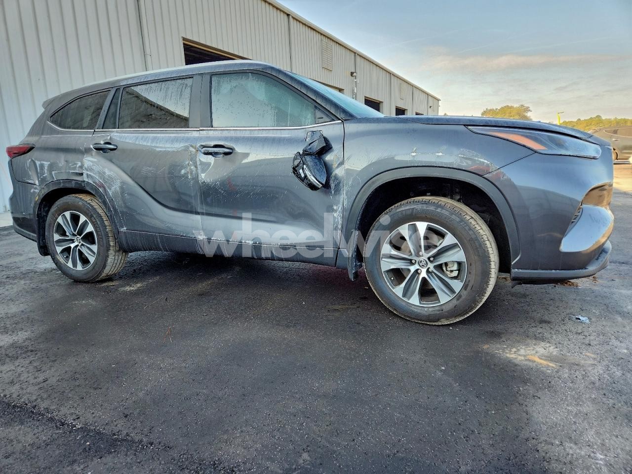 Photo 4 of 2025 TOYOTA HIGHLANDER LE (VIN 5TDKDRAH5SS555595)