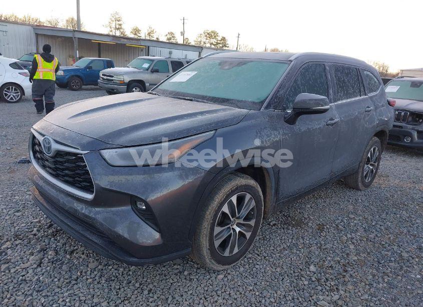 Photo 2 of 2023 Toyota Highlander XLE (VIN 5TDKDRAH6PS031105)