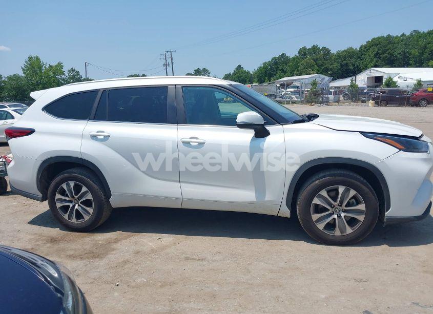 Photo 13 of 2023 Toyota Highlander XLE (VIN 5TDKDRAH7PS028858)