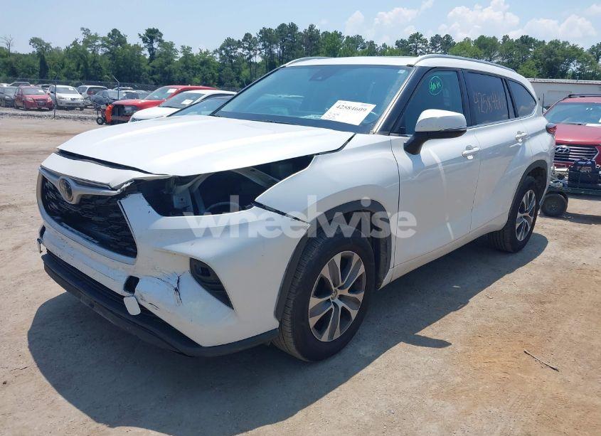 Photo 2 of 2023 Toyota Highlander XLE (VIN 5TDKDRAH7PS028858)