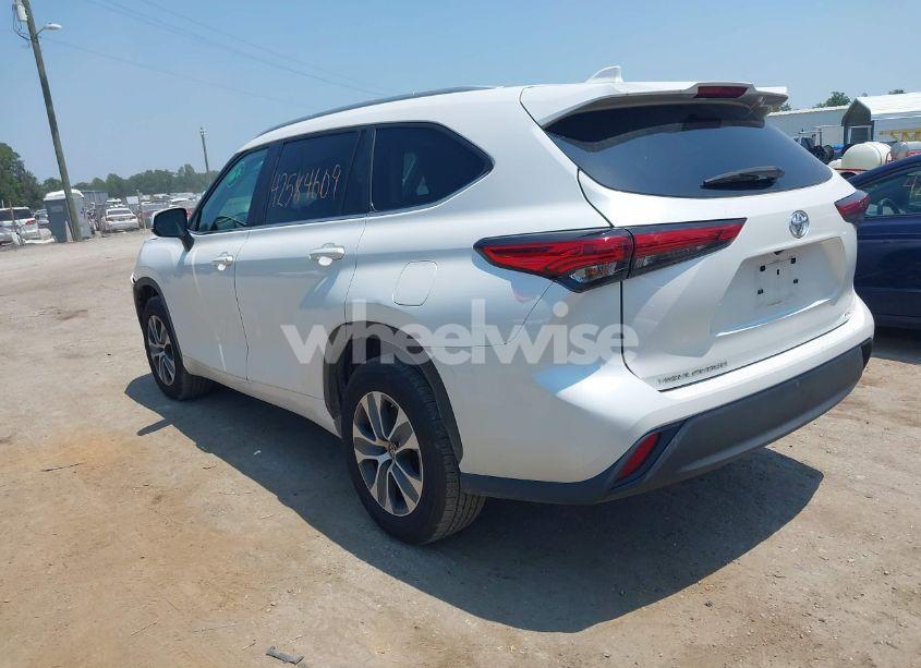 Photo 3 of 2023 Toyota Highlander XLE (VIN 5TDKDRAH7PS028858)