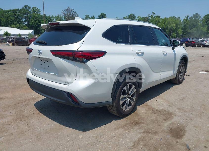 Photo 4 of 2023 Toyota Highlander XLE (VIN 5TDKDRAH7PS028858)