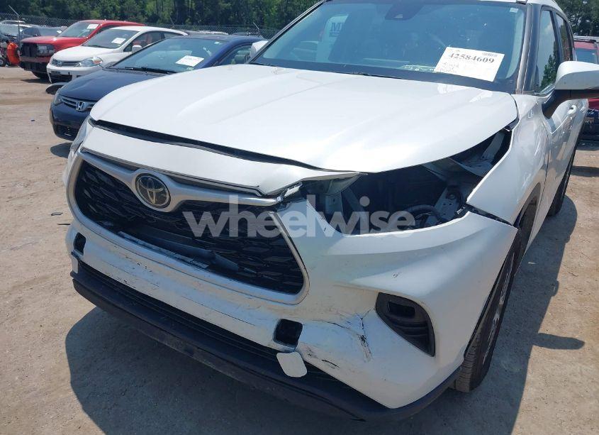 Photo 6 of 2023 Toyota Highlander XLE (VIN 5TDKDRAH7PS028858)