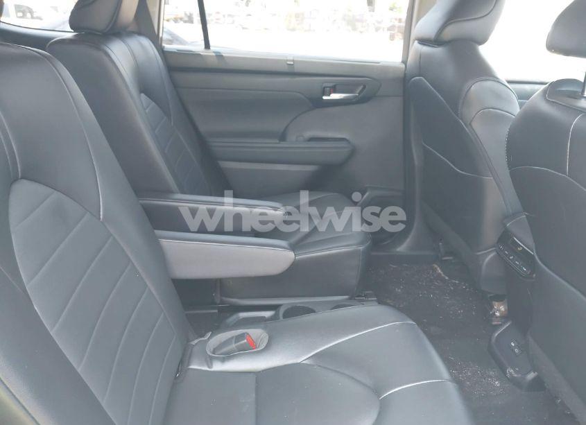 Photo 8 of 2023 Toyota Highlander XLE (VIN 5TDKDRAH7PS028858)