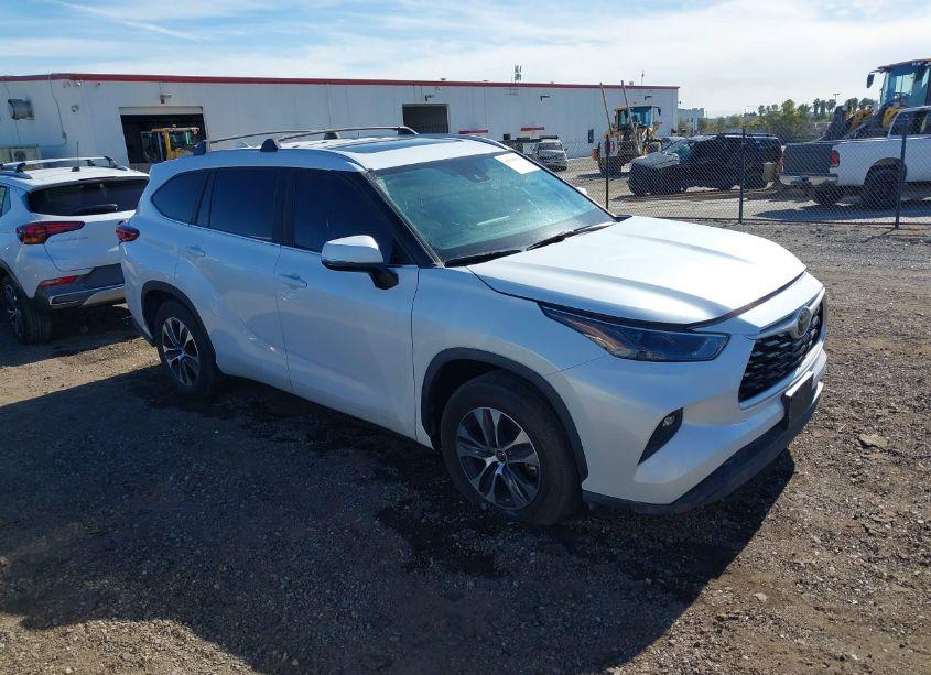 2023 Toyota Highlander XLE (VIN 5TDKDRAH7PS035681) main photo