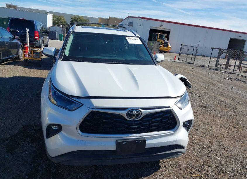 Photo 12 of 2023 Toyota Highlander XLE (VIN 5TDKDRAH7PS035681)