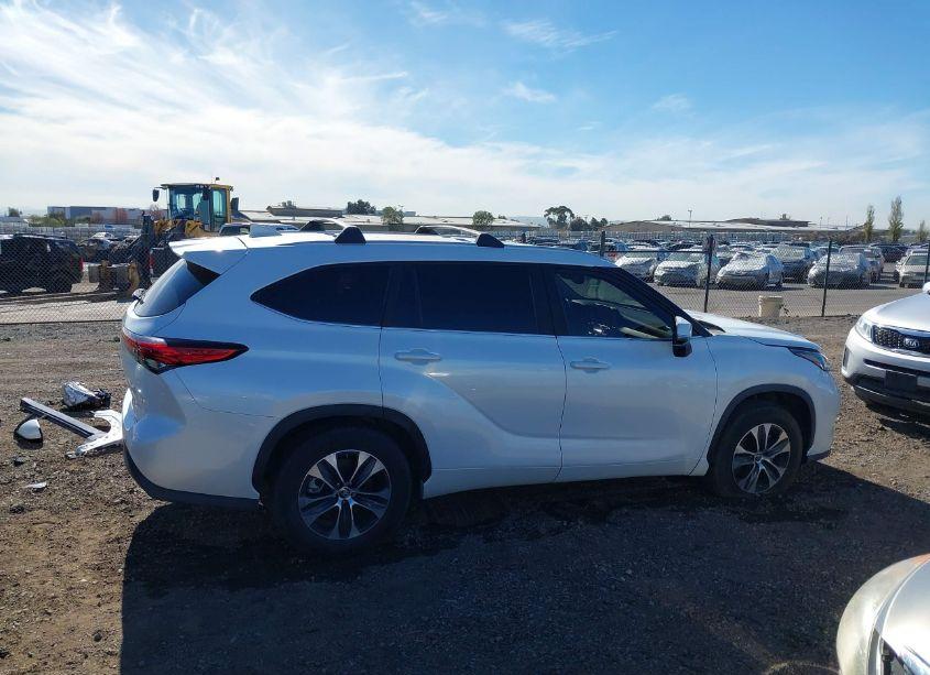 Photo 13 of 2023 Toyota Highlander XLE (VIN 5TDKDRAH7PS035681)
