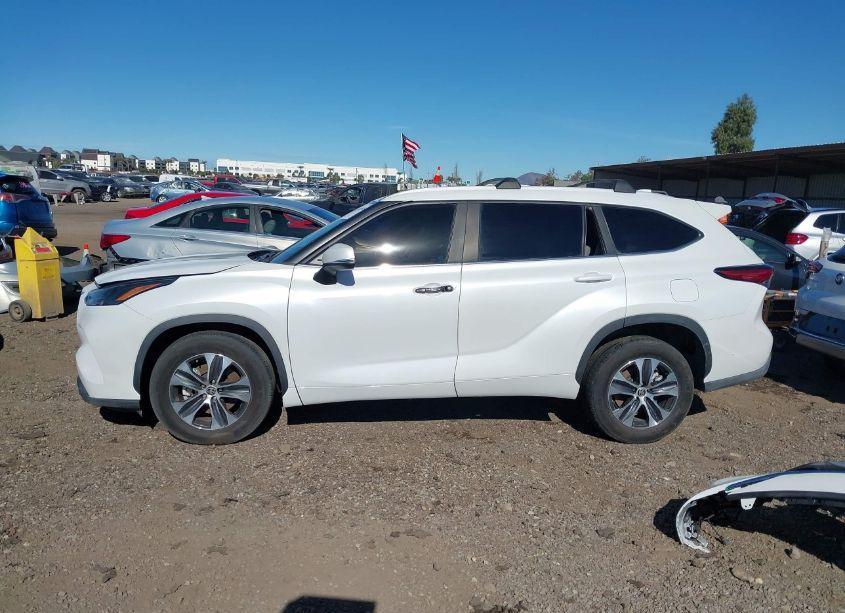 Photo 14 of 2023 Toyota Highlander XLE (VIN 5TDKDRAH7PS035681)
