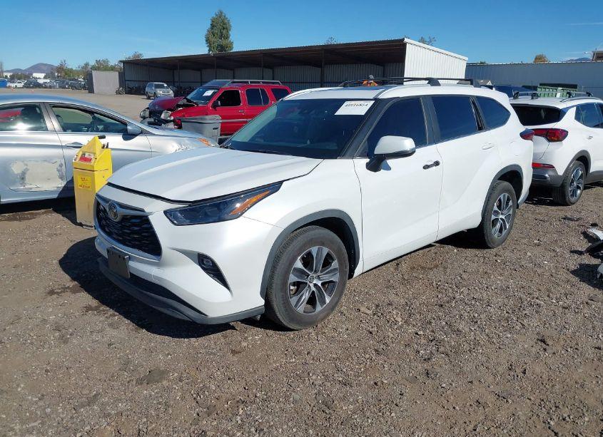 Photo 2 of 2023 Toyota Highlander XLE (VIN 5TDKDRAH7PS035681)