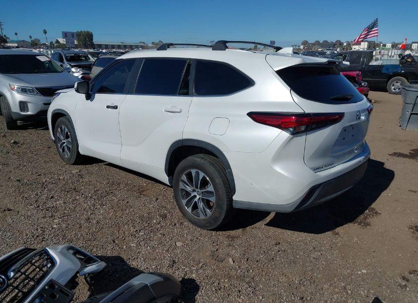Photo 3 of 2023 Toyota Highlander XLE (VIN 5TDKDRAH7PS035681)