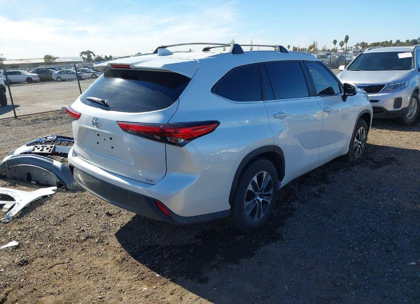 Photo 4 of 2023 Toyota Highlander XLE (VIN 5TDKDRAH7PS035681)