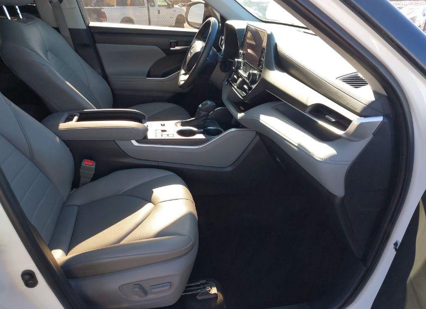 Photo 5 of 2023 Toyota Highlander XLE (VIN 5TDKDRAH7PS035681)
