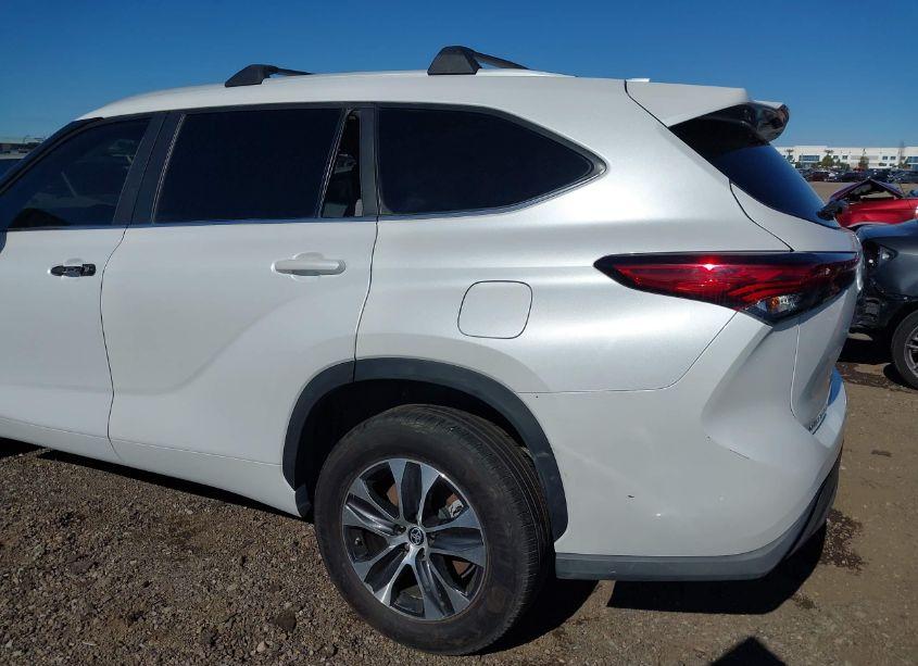 Photo 6 of 2023 Toyota Highlander XLE (VIN 5TDKDRAH7PS035681)