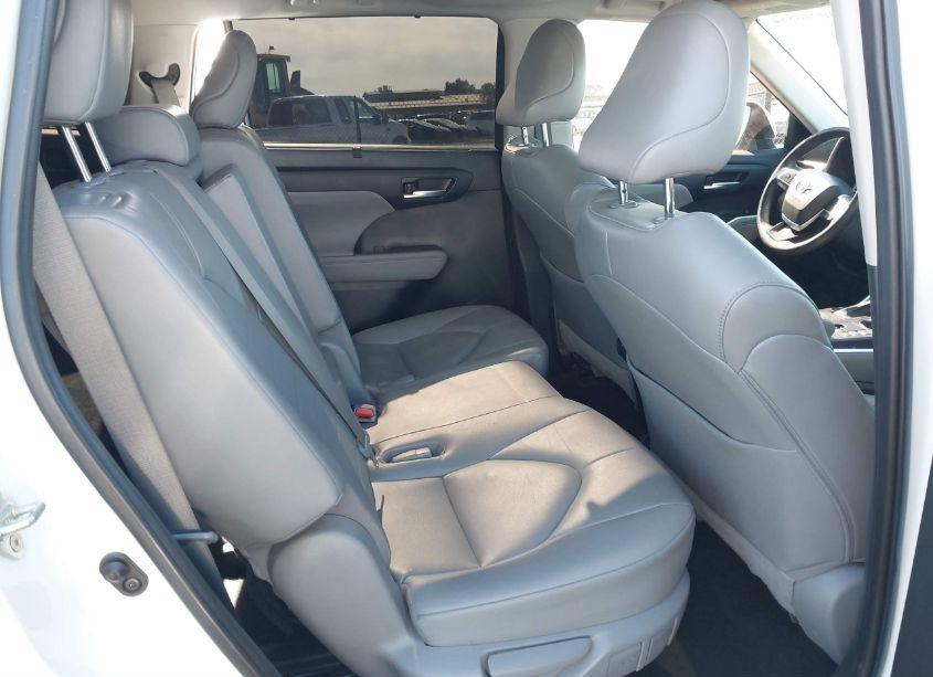 Photo 8 of 2023 Toyota Highlander XLE (VIN 5TDKDRAH7PS035681)