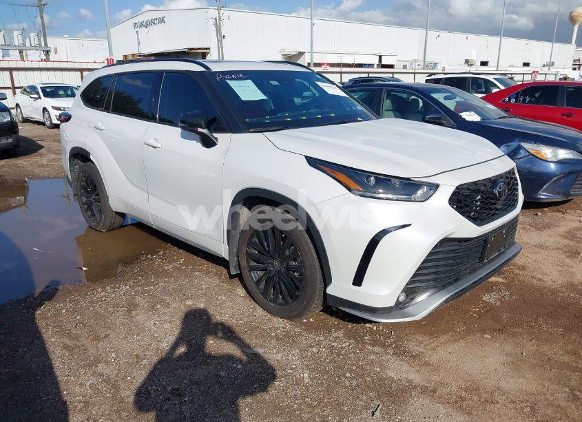 2024 Toyota Highlander XSE (VIN 5TDKDRAH7RS532779) main photo