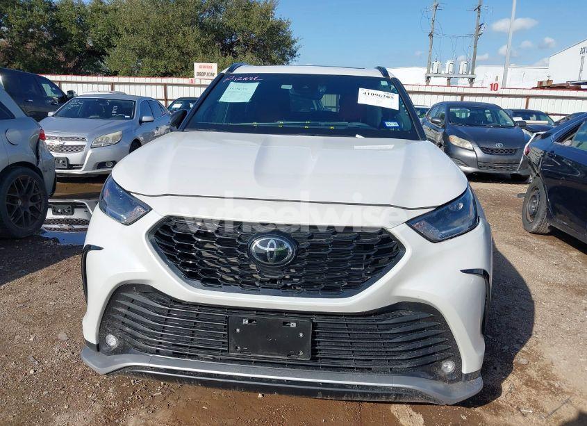 Photo 13 of 2024 Toyota Highlander XSE (VIN 5TDKDRAH7RS532779)