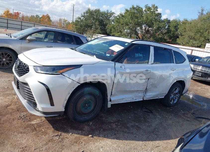 Photo 15 of 2024 Toyota Highlander XSE (VIN 5TDKDRAH7RS532779)