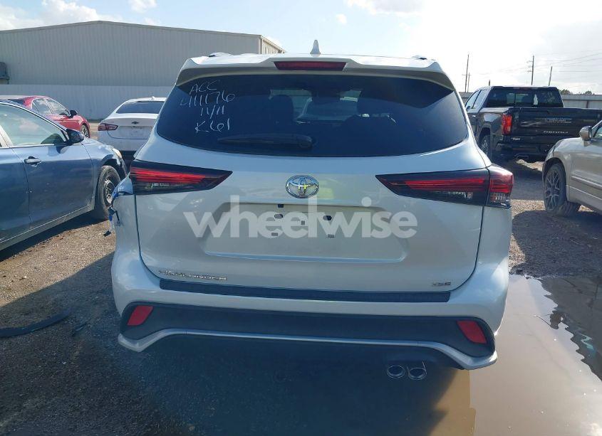 Photo 17 of 2024 Toyota Highlander XSE (VIN 5TDKDRAH7RS532779)