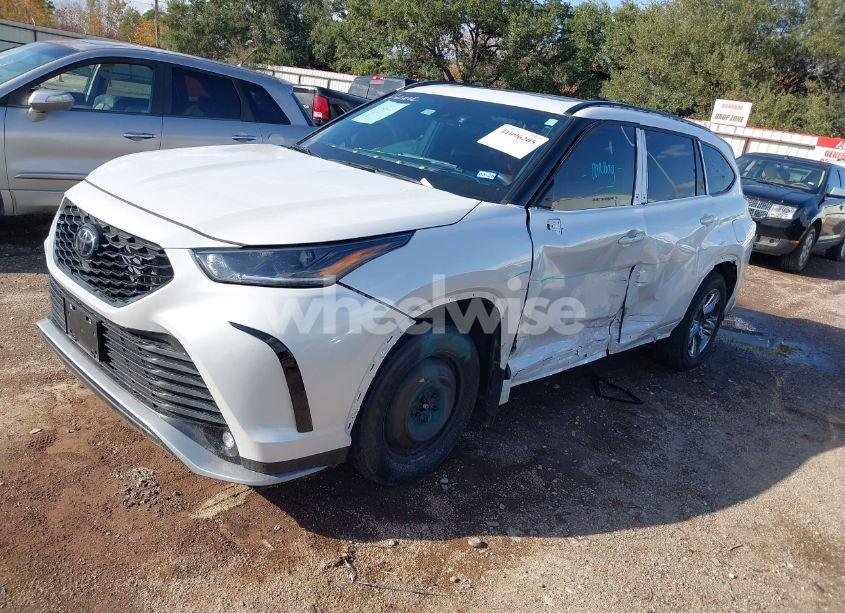Photo 2 of 2024 Toyota Highlander XSE (VIN 5TDKDRAH7RS532779)