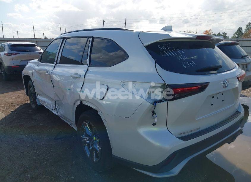 Photo 3 of 2024 Toyota Highlander XSE (VIN 5TDKDRAH7RS532779)