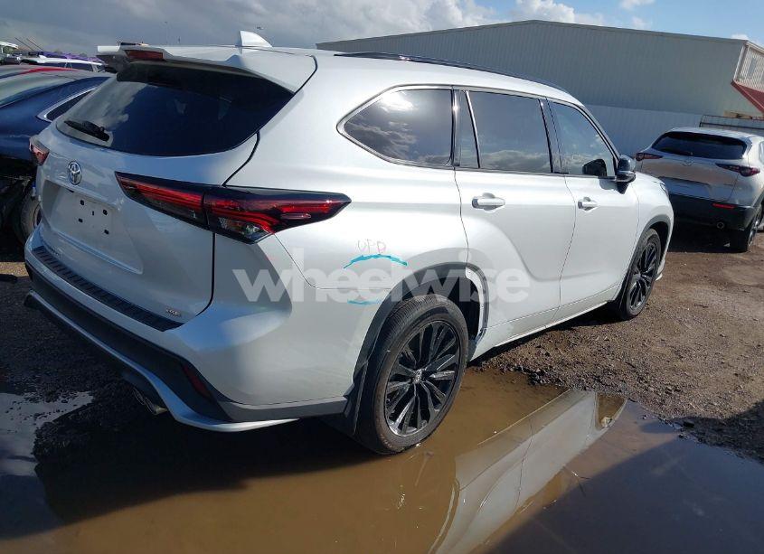 Photo 4 of 2024 Toyota Highlander XSE (VIN 5TDKDRAH7RS532779)