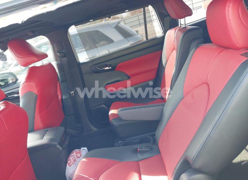 Photo 8 of 2024 Toyota Highlander XSE (VIN 5TDKDRAH7RS532779)