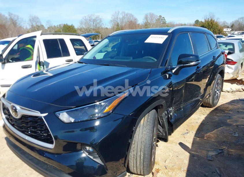 Photo 2 of 2025 Toyota Highlander XLE (VIN 5TDKDRAH8SS551248)