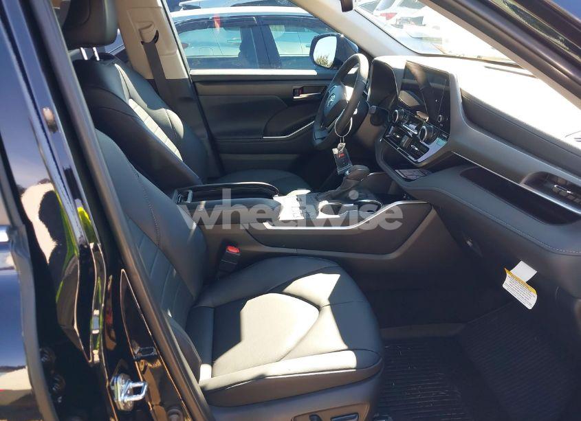 Photo 5 of 2025 Toyota Highlander XLE (VIN 5TDKDRAH8SS551248)