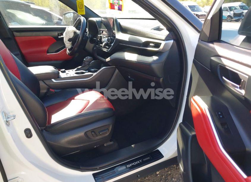 Photo 5 of 2023 Toyota Highlander XSE (VIN 5TDKDRBH1PS006286)