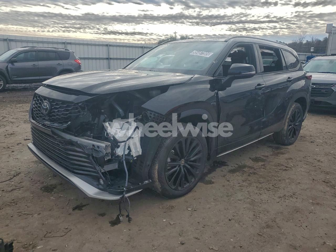 2025 TOYOTA HIGHLANDER LE (VIN 5TDKDRBH1SS588625) main photo