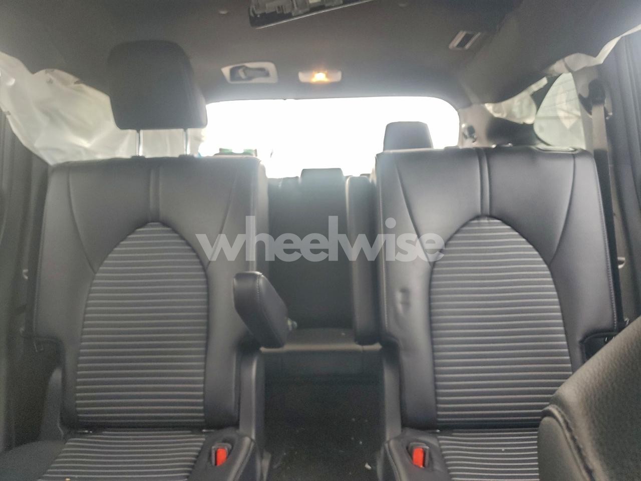 Photo 10 of 2025 TOYOTA HIGHLANDER LE (VIN 5TDKDRBH1SS588625)