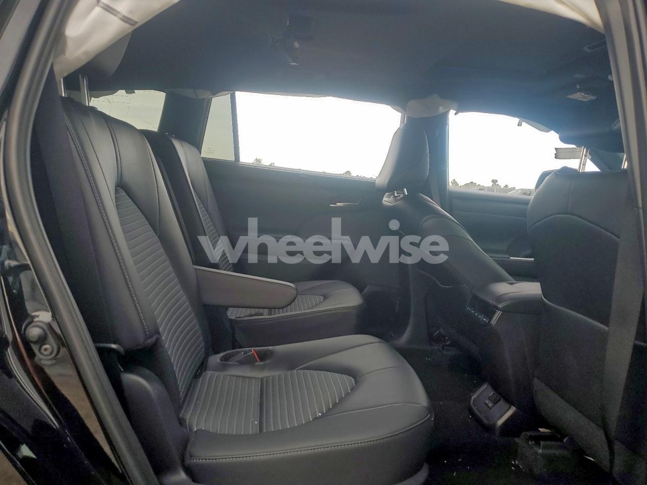 Photo 11 of 2025 TOYOTA HIGHLANDER LE (VIN 5TDKDRBH1SS588625)