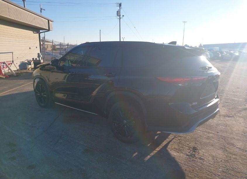 Photo 3 of 2023 Toyota Highlander XSE (VIN 5TDKDRBH2PS029009)