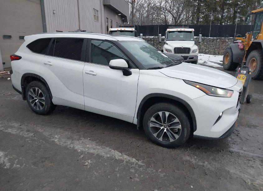 2023 Toyota Highlander XLE (VIN 5TDKDRBH2PS037837) main photo