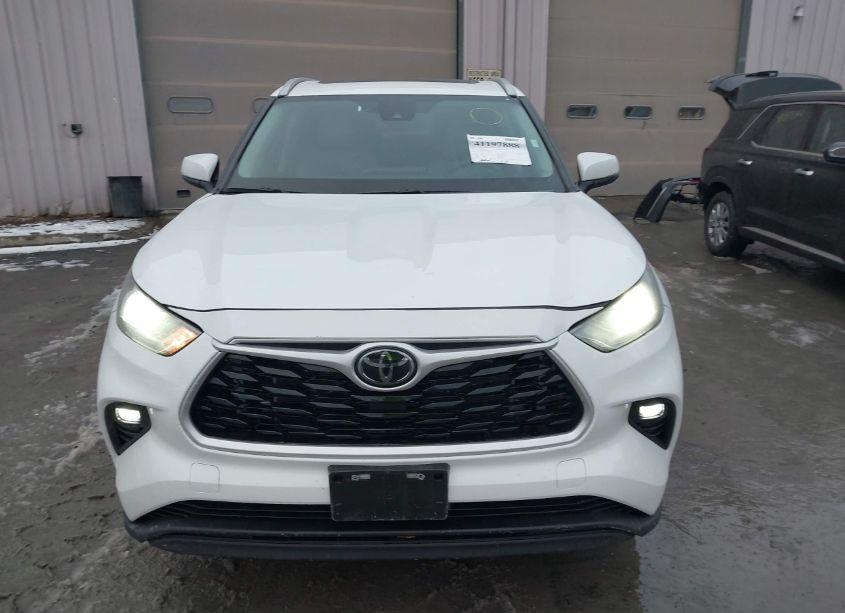 Photo 12 of 2023 Toyota Highlander XLE (VIN 5TDKDRBH2PS037837)