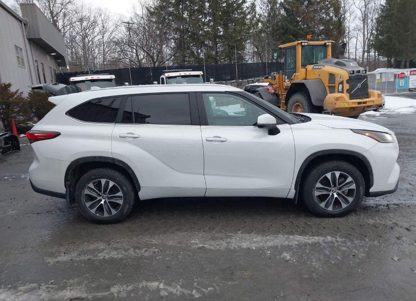 Photo 13 of 2023 Toyota Highlander XLE (VIN 5TDKDRBH2PS037837)