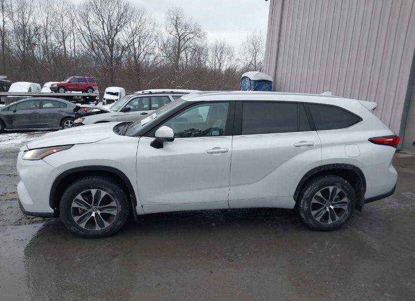 Photo 14 of 2023 Toyota Highlander XLE (VIN 5TDKDRBH2PS037837)