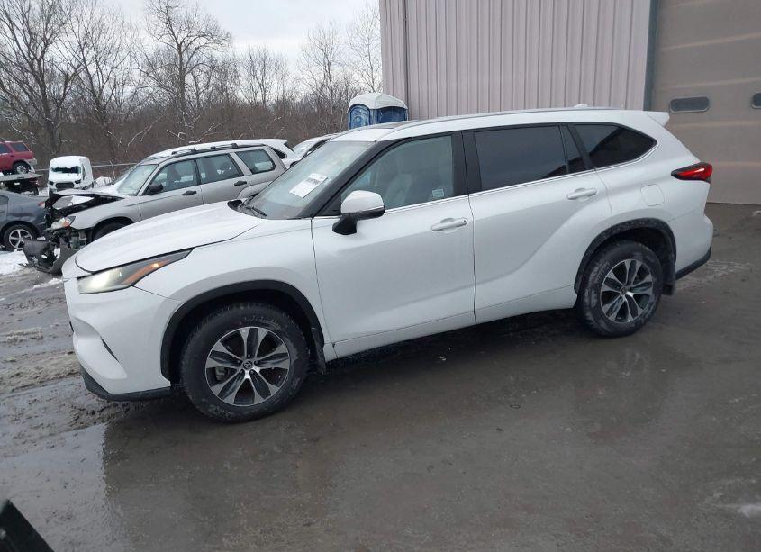 Photo 2 of 2023 Toyota Highlander XLE (VIN 5TDKDRBH2PS037837)