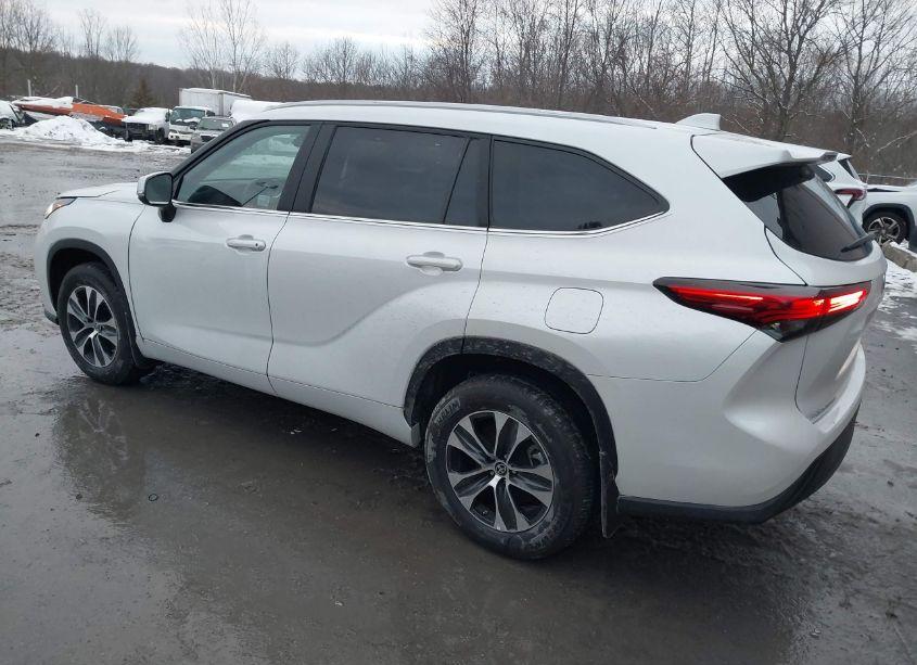 Photo 3 of 2023 Toyota Highlander XLE (VIN 5TDKDRBH2PS037837)