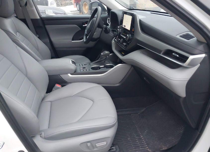 Photo 5 of 2023 Toyota Highlander XLE (VIN 5TDKDRBH2PS037837)