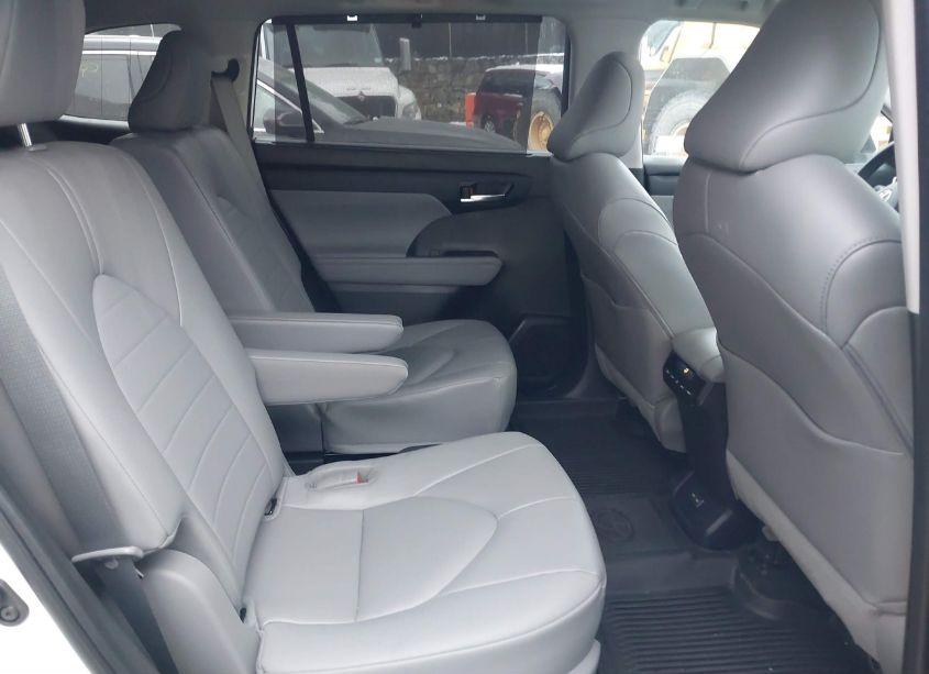 Photo 8 of 2023 Toyota Highlander XLE (VIN 5TDKDRBH2PS037837)