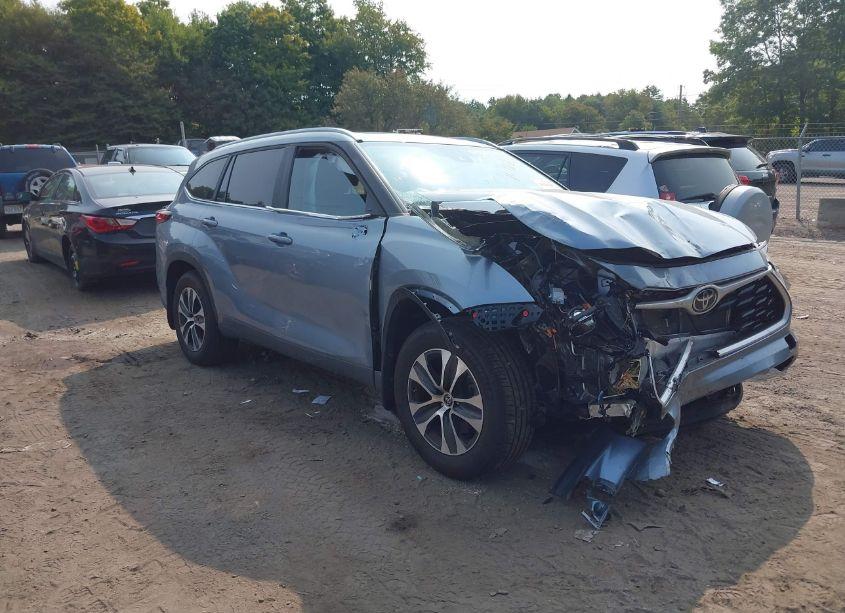 2023 Toyota Highlander XLE (VIN 5TDKDRBH2PS043007) main photo