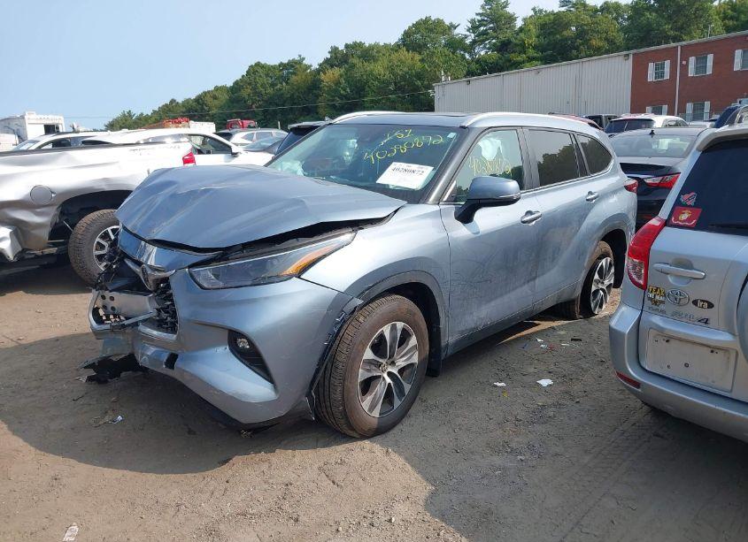 Photo 2 of 2023 Toyota Highlander XLE (VIN 5TDKDRBH2PS043007)