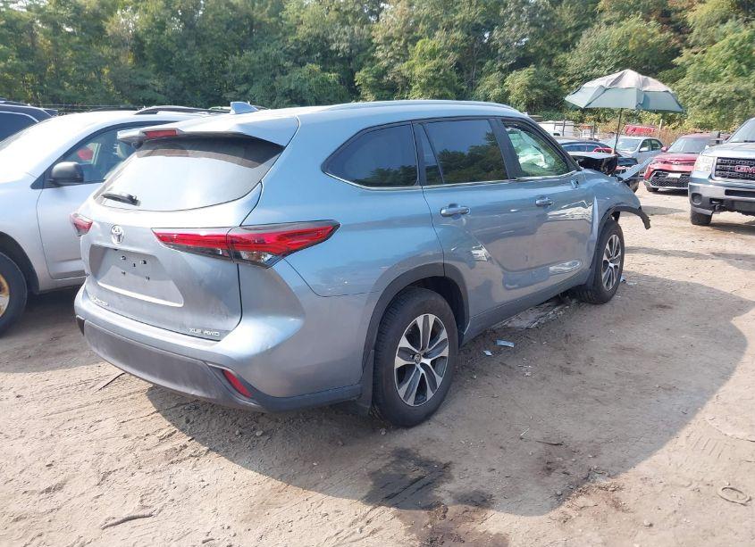 Photo 4 of 2023 Toyota Highlander XLE (VIN 5TDKDRBH2PS043007)