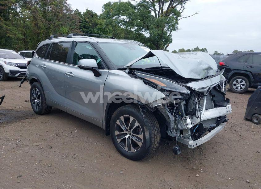 2023 Toyota Highlander XLE (VIN 5TDKDRBH2PS524939) main photo