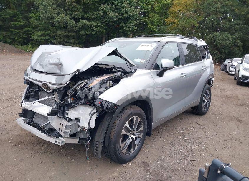 Photo 2 of 2023 Toyota Highlander XLE (VIN 5TDKDRBH2PS524939)