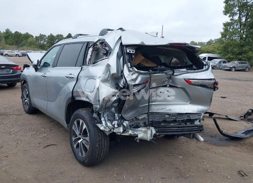 Photo 3 of 2023 Toyota Highlander XLE (VIN 5TDKDRBH2PS524939)