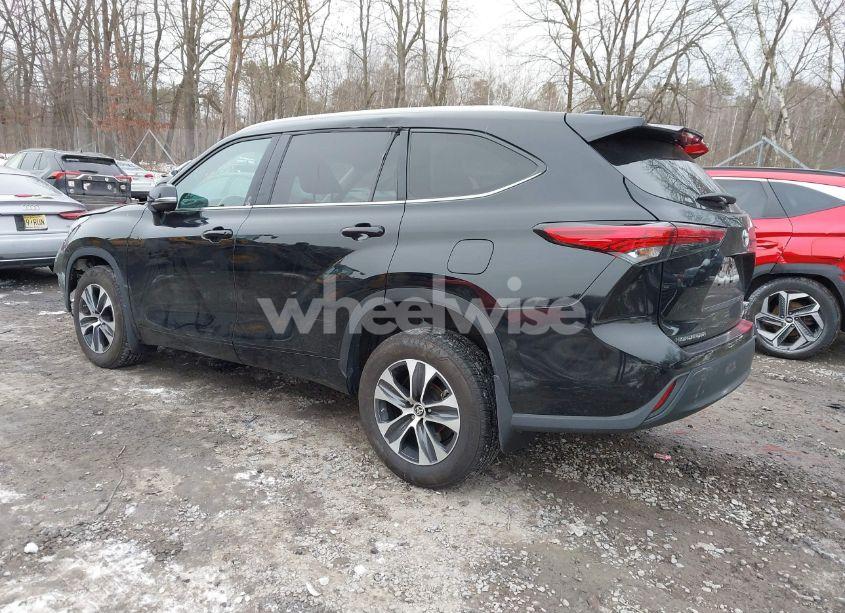 Photo 3 of 2023 Toyota Highlander XLE (VIN 5TDKDRBH2PS527372)
